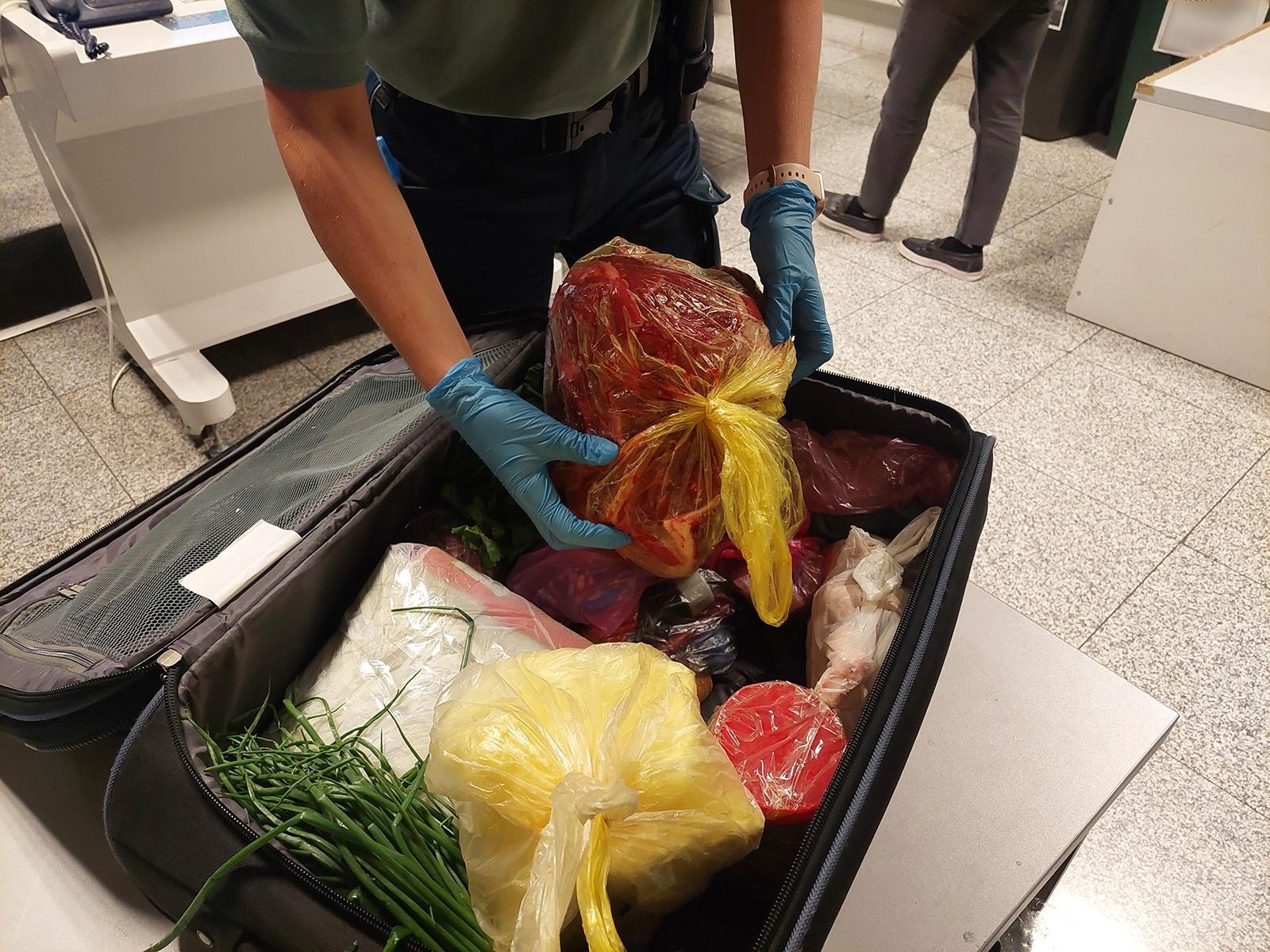 Zdjęcie w galerii na portalu naszwodzislaw.com: Śląska KAS rekwiruje żywność i wypisuje wysokie mandaty wiadomości z regionu