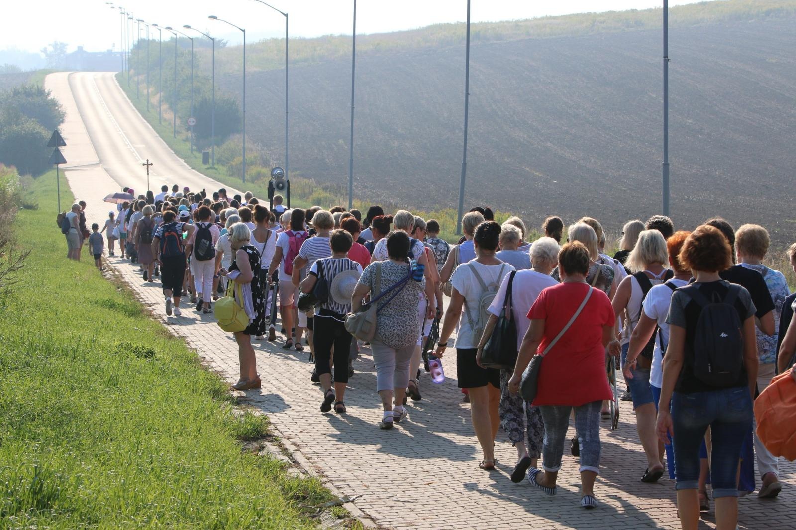Zdjęcie w galerii na portalu naszwodzislaw.com: Pielgrzymka kobiet i dziewcząt do Piekar Śląskich wiadomości z regionu