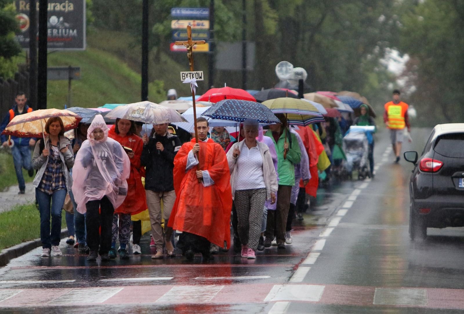 Zdjęcie w galerii na portalu naszwodzislaw.com: Pielgrzymka kobiet i dziewcząt do Piekar Śląskich wiadomości z regionu