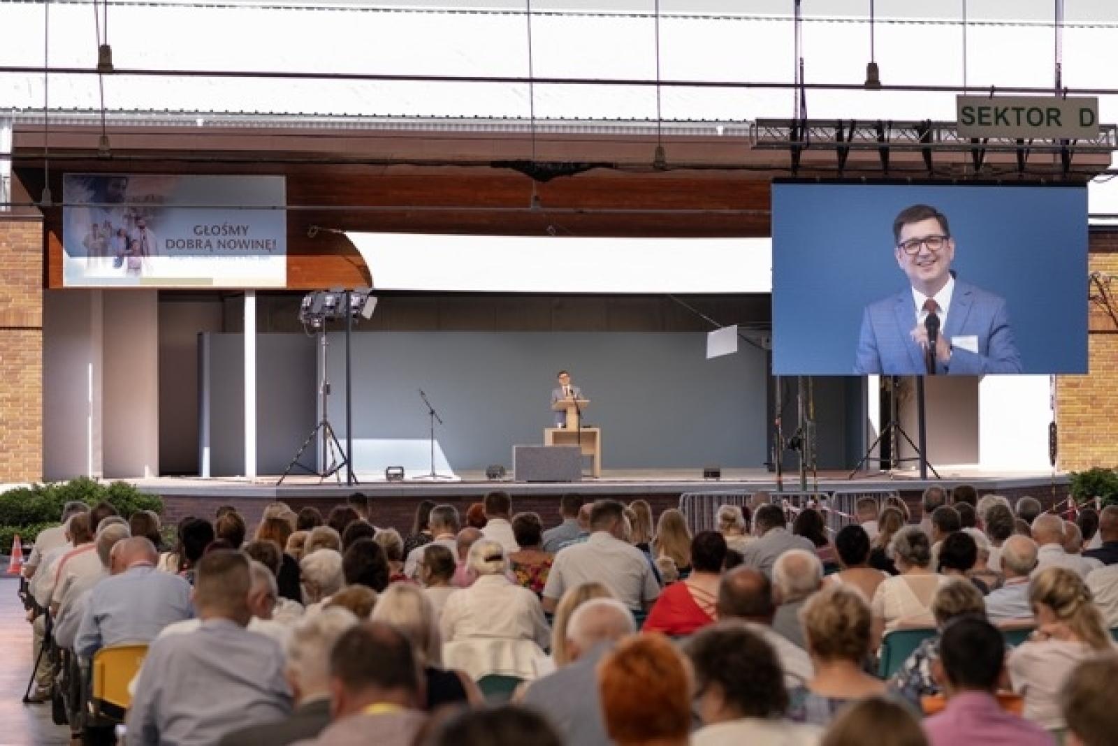 Zdjęcie w galerii na portalu naszwodzislaw.com: 27 tysięcy obecnych i 194 ochrzczonych podczas 7 kongresów Świadków Jehowy w Sosnowcu wiadomości z regionu