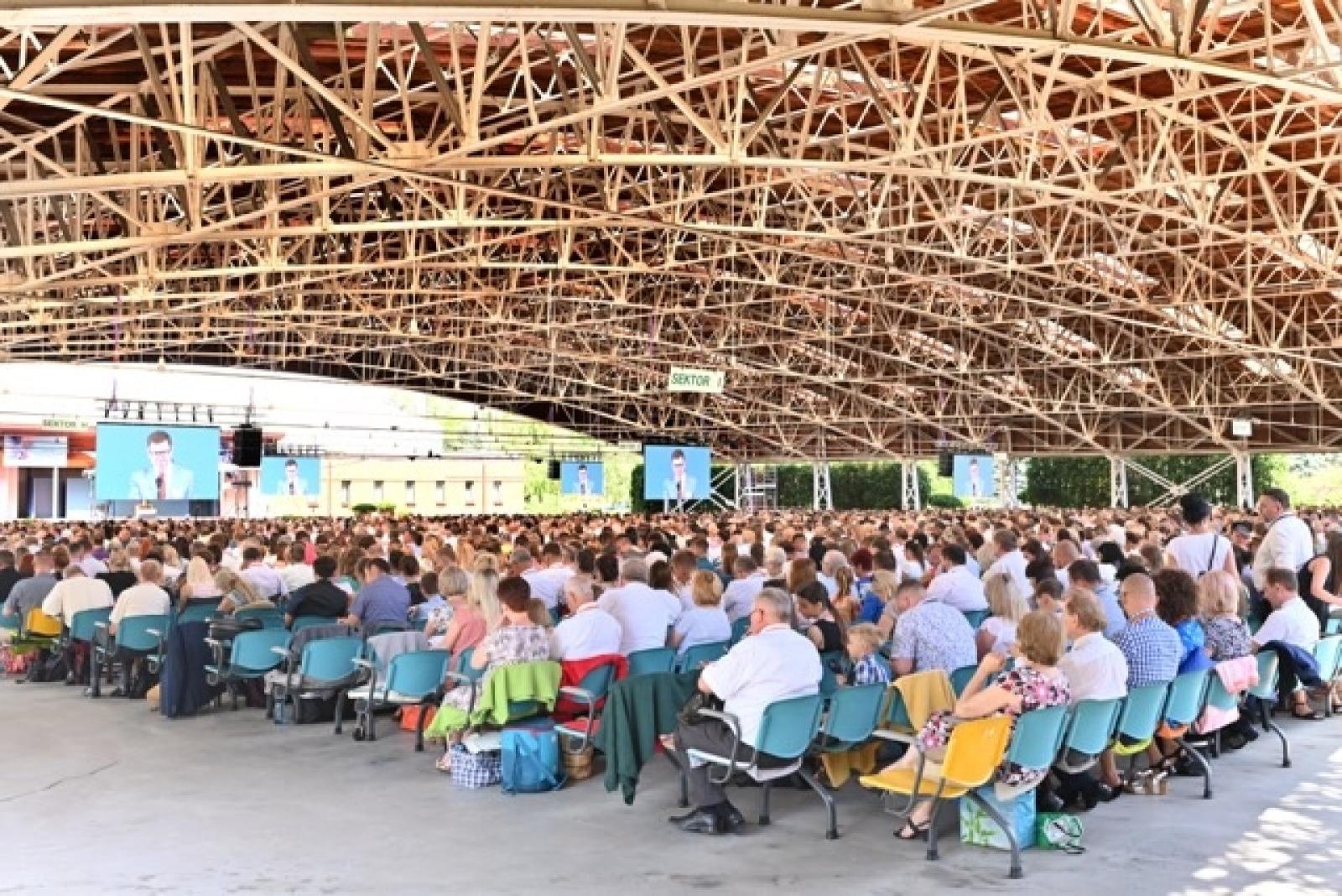 Zdjęcie w galerii na portalu naszwodzislaw.com: 27 tysięcy obecnych i 194 ochrzczonych podczas 7 kongresów Świadków Jehowy w Sosnowcu wiadomości z regionu
