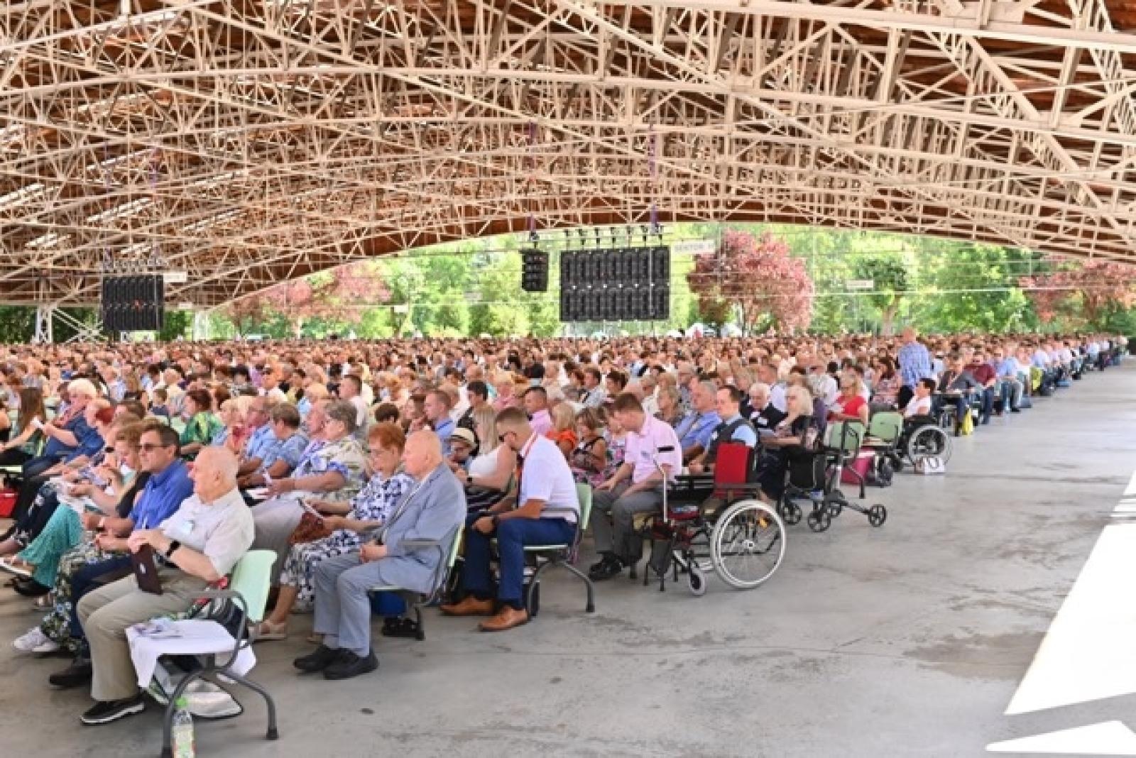 Zdjęcie w galerii na portalu naszwodzislaw.com: 27 tysięcy obecnych i 194 ochrzczonych podczas 7 kongresów Świadków Jehowy w Sosnowcu wiadomości z regionu