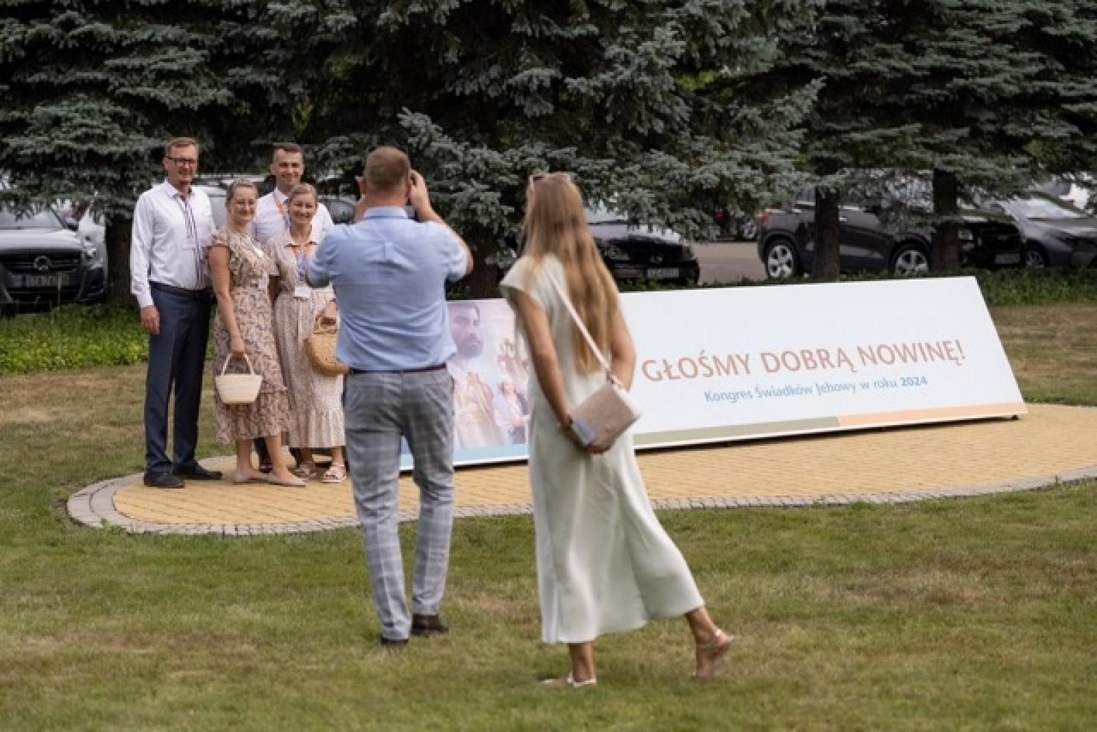 Zdjęcie w galerii na portalu naszwodzislaw.com: 27 tysięcy obecnych i 194 ochrzczonych podczas 7 kongresów Świadków Jehowy w Sosnowcu wiadomości z regionu