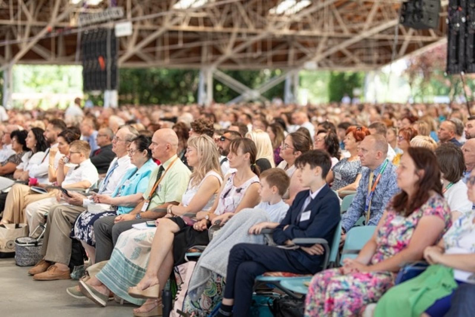 Zdjęcie w galerii na portalu naszwodzislaw.com: 27 tysięcy obecnych i 194 ochrzczonych podczas 7 kongresów Świadków Jehowy w Sosnowcu wiadomości z regionu