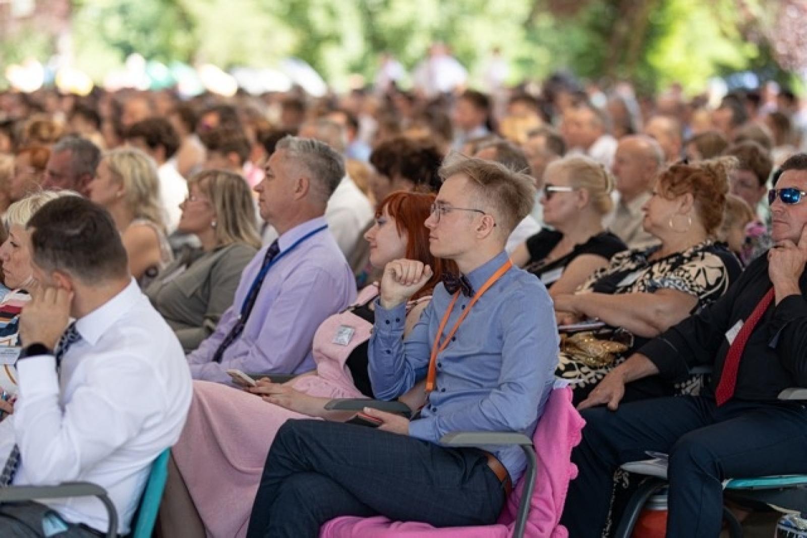 Zdjęcie w galerii na portalu naszwodzislaw.com: 27 tysięcy obecnych i 194 ochrzczonych podczas 7 kongresów Świadków Jehowy w Sosnowcu wiadomości z regionu