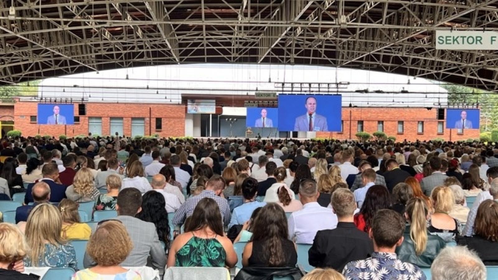 Zdjęcie w galerii na portalu naszwodzislaw.com: 27 tysięcy obecnych i 194 ochrzczonych podczas 7 kongresów Świadków Jehowy w Sosnowcu wiadomości z regionu