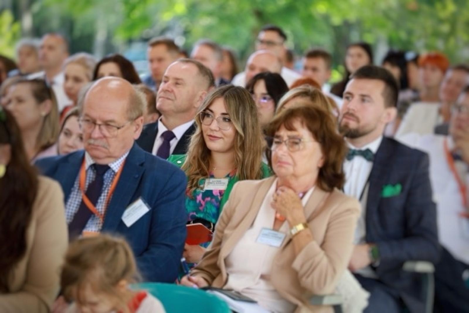 Zdjęcie w galerii na portalu naszwodzislaw.com: 27 tysięcy obecnych i 194 ochrzczonych podczas 7 kongresów Świadków Jehowy w Sosnowcu wiadomości z regionu