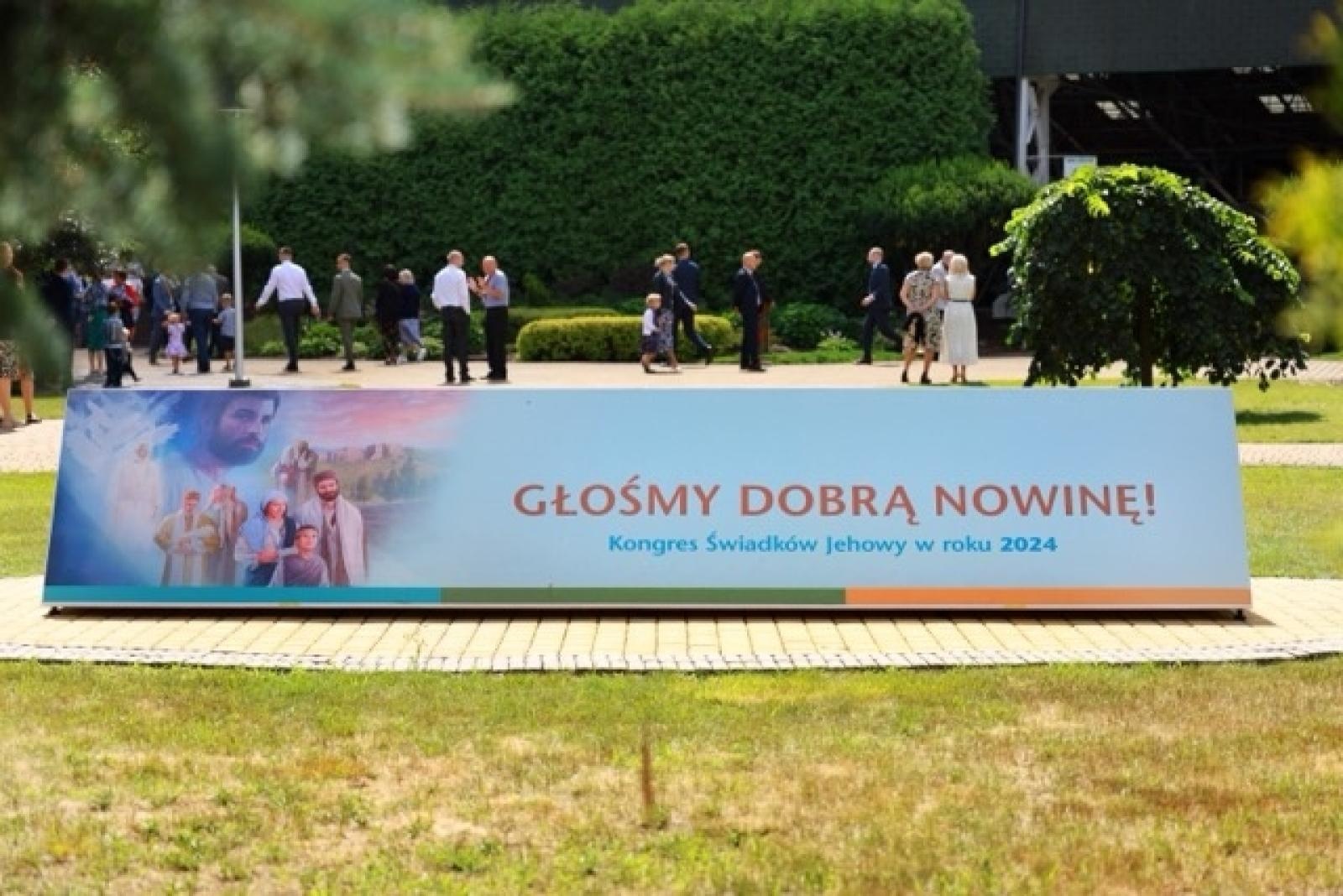 Zdjęcie w galerii na portalu naszwodzislaw.com: 27 tysięcy obecnych i 194 ochrzczonych podczas 7 kongresów Świadków Jehowy w Sosnowcu wiadomości z regionu