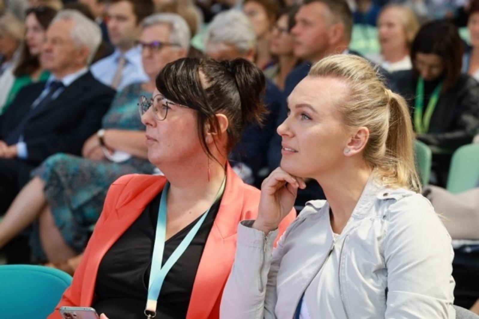 Zdjęcie w galerii na portalu naszwodzislaw.com: 27 tysięcy obecnych i 194 ochrzczonych podczas 7 kongresów Świadków Jehowy w Sosnowcu wiadomości z regionu