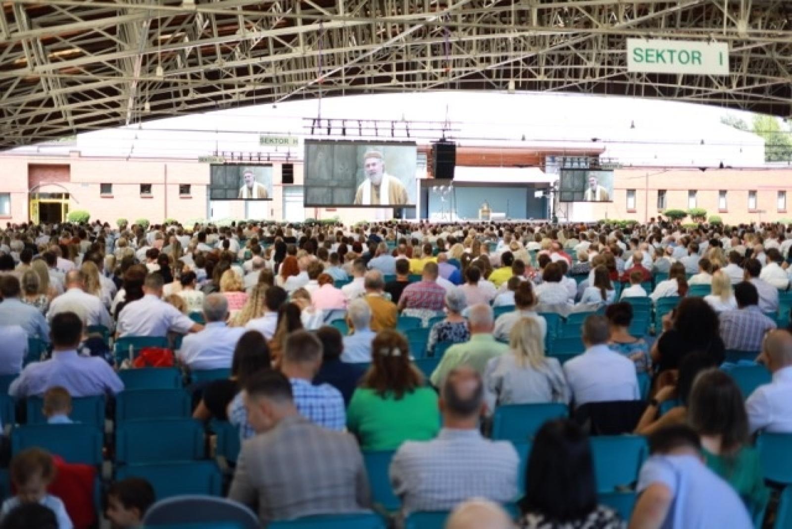 Zdjęcie w galerii na portalu naszwodzislaw.com: 27 tysięcy obecnych i 194 ochrzczonych podczas 7 kongresów Świadków Jehowy w Sosnowcu wiadomości z regionu