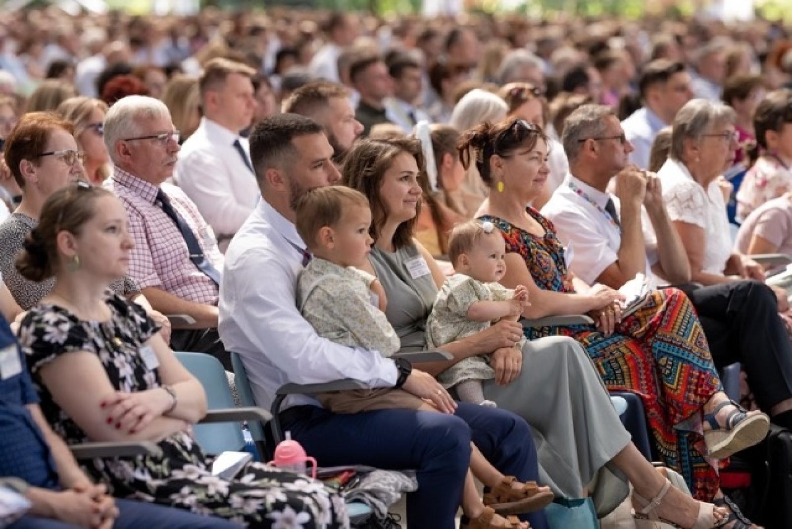 Zdjęcie w galerii na portalu naszwodzislaw.com: 27 tysięcy obecnych i 194 ochrzczonych podczas 7 kongresów Świadków Jehowy w Sosnowcu wiadomości z regionu