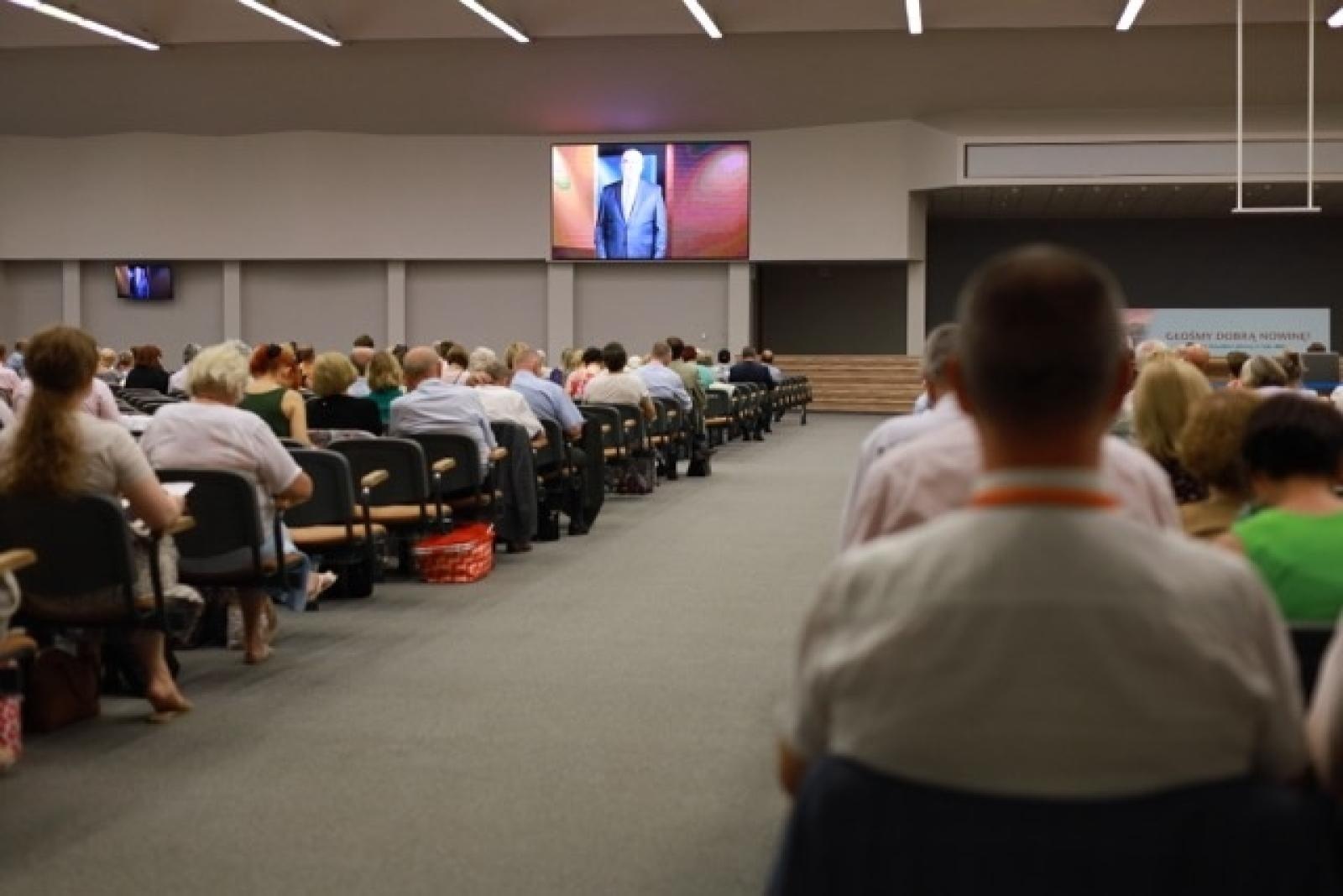 Zdjęcie w galerii na portalu naszwodzislaw.com: 27 tysięcy obecnych i 194 ochrzczonych podczas 7 kongresów Świadków Jehowy w Sosnowcu wiadomości z regionu