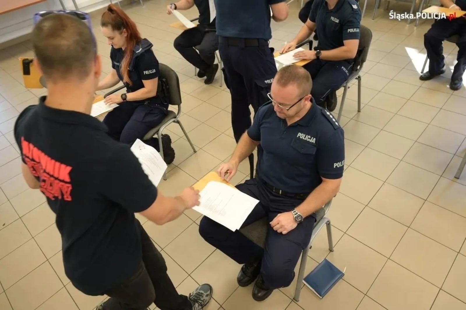 Zdjęcie w galerii na portalu naszwodzislaw.com: Policjanci ukończyli kurs pierwszej pomocy wiadomości z regionu