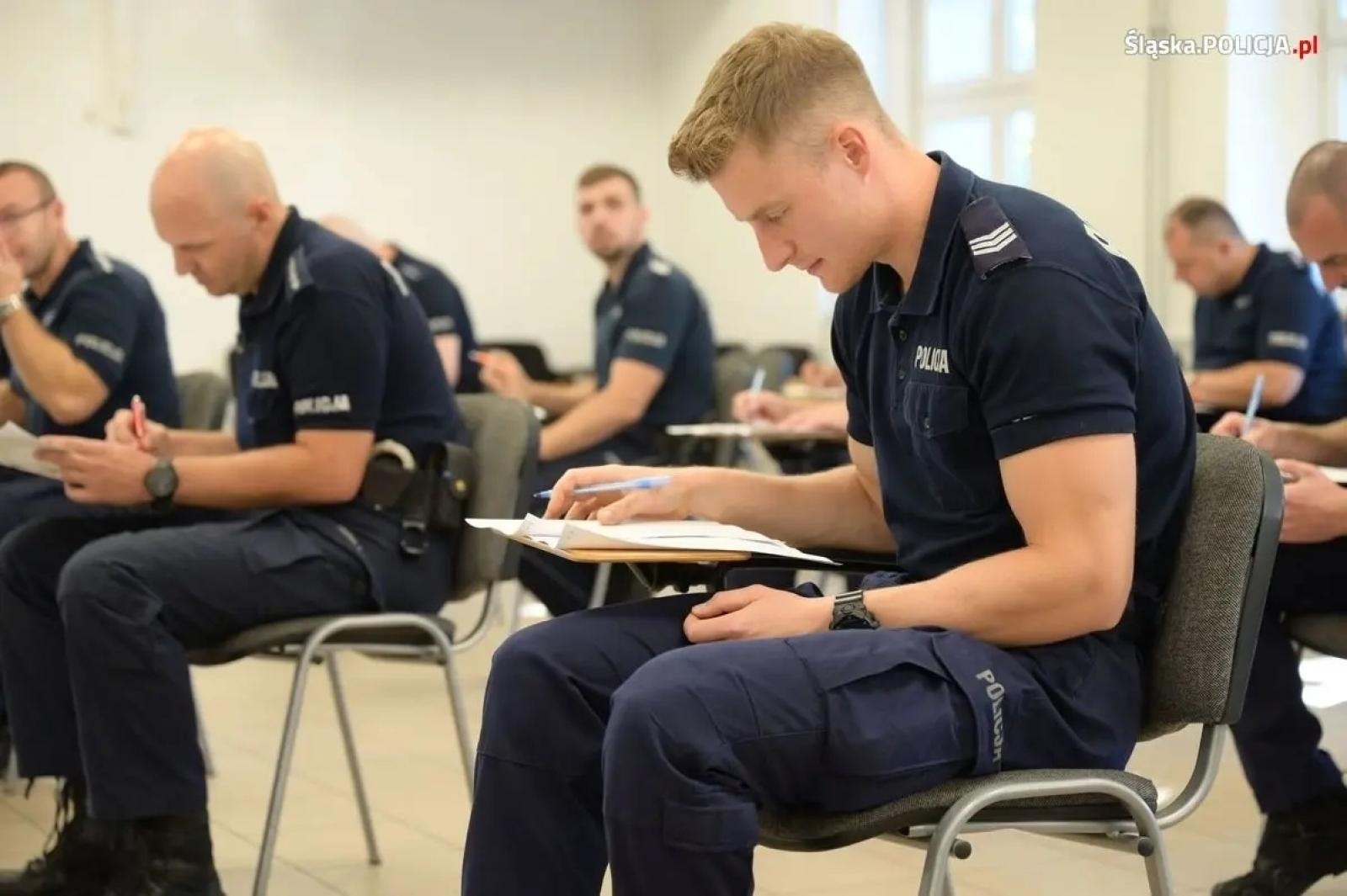 Zdjęcie w galerii na portalu naszwodzislaw.com: Policjanci ukończyli kurs pierwszej pomocy wiadomości z regionu