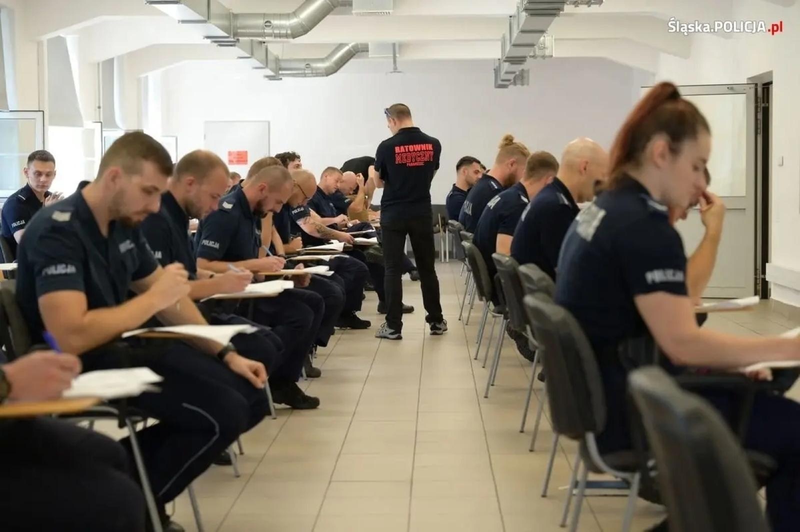 Zdjęcie w galerii na portalu naszwodzislaw.com: Policjanci ukończyli kurs pierwszej pomocy wiadomości z regionu