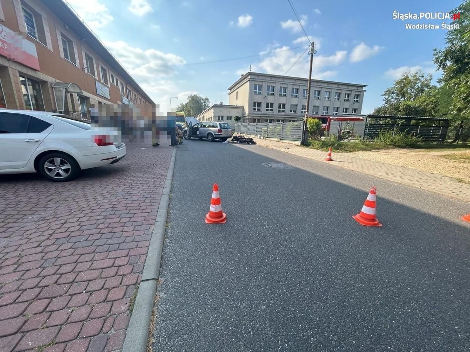 Zdjęcie w galerii na portalu naszwodzislaw.com: Wypadek na Orkana w Radlinie. Trzy osoby w szpitalu wiadomości z regionu