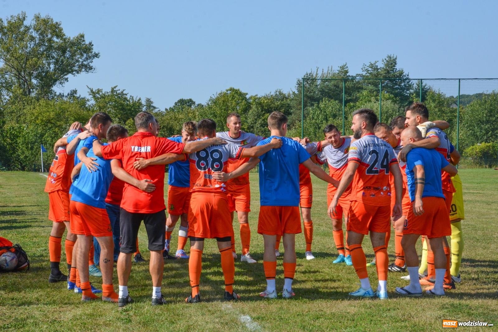 Zdjęcie w galerii na portalu naszwodzislaw.com: B-klasowa egzekucja w Brzeziu [FOTO] wiadomości z regionu