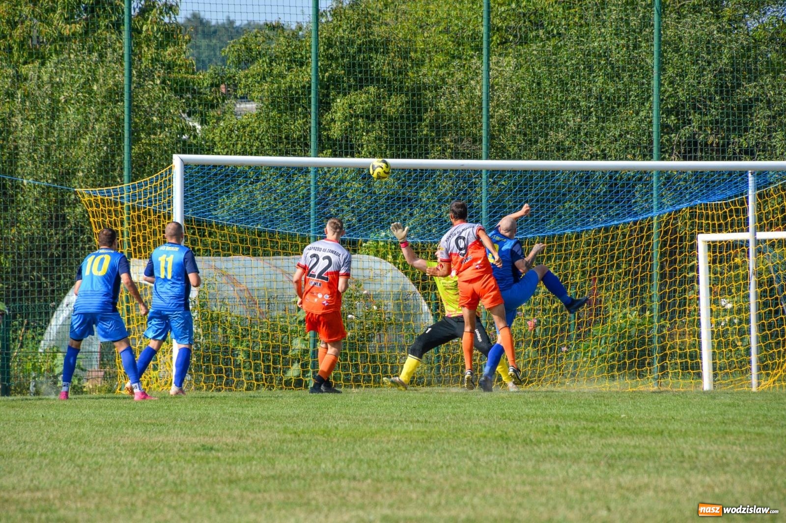 Zdjęcie w galerii na portalu naszwodzislaw.com: B-klasowa egzekucja w Brzeziu [FOTO] wiadomości z regionu