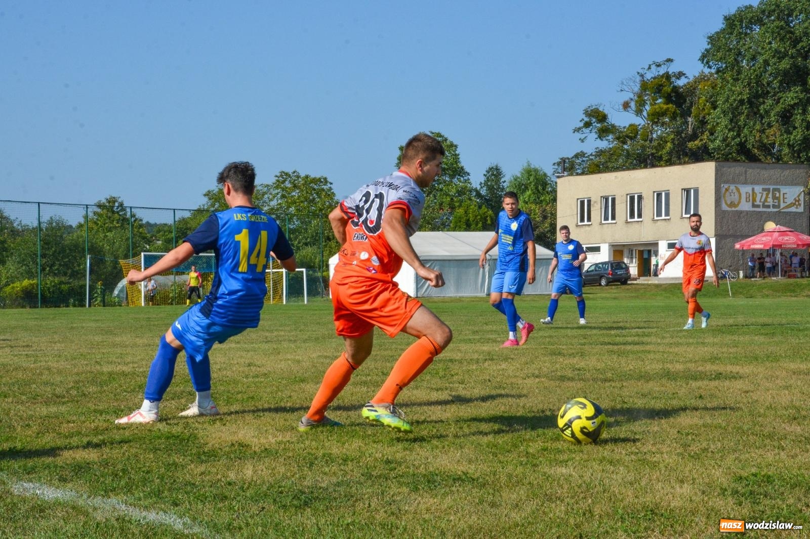 Zdjęcie w galerii na portalu naszwodzislaw.com: B-klasowa egzekucja w Brzeziu [FOTO] wiadomości z regionu