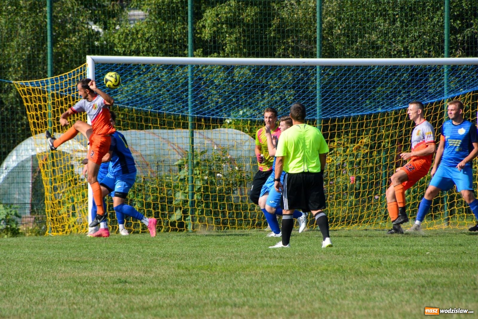Zdjęcie w galerii na portalu naszwodzislaw.com: B-klasowa egzekucja w Brzeziu [FOTO] wiadomości z regionu