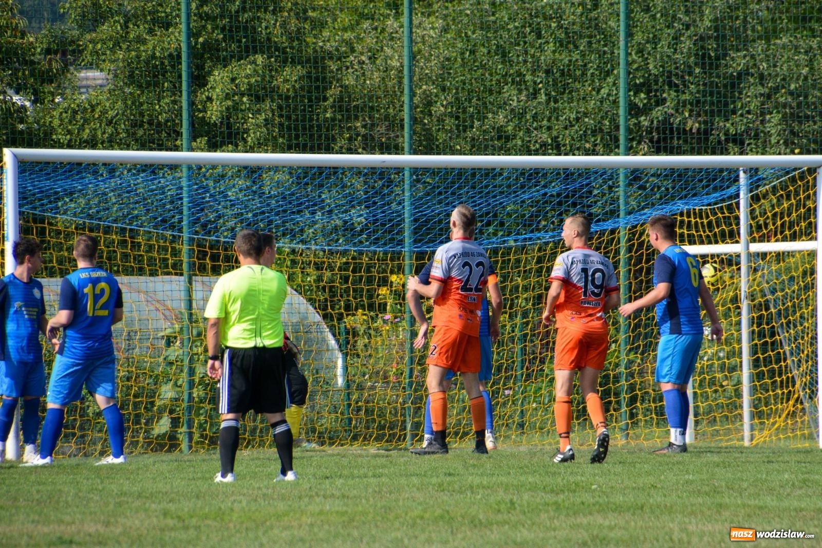 Zdjęcie w galerii na portalu naszwodzislaw.com: B-klasowa egzekucja w Brzeziu [FOTO] wiadomości z regionu