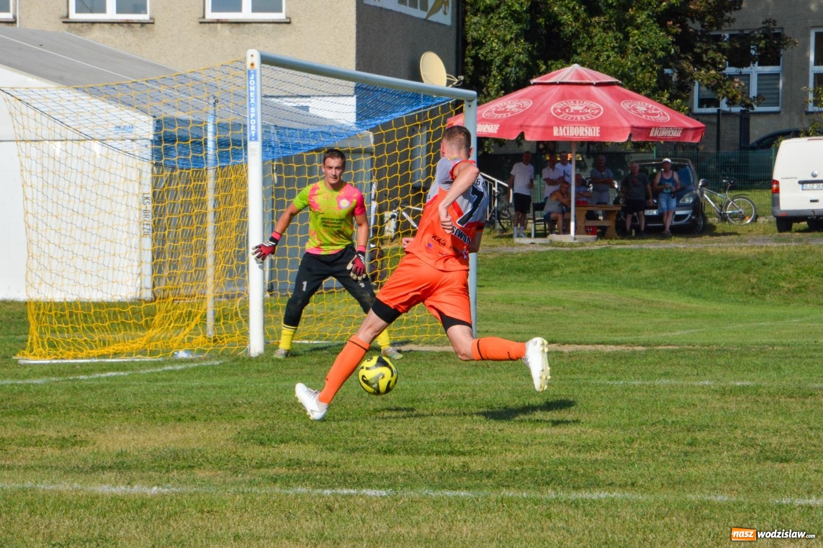 Zdjęcie w galerii na portalu naszwodzislaw.com: B-klasowa egzekucja w Brzeziu [FOTO] wiadomości z regionu