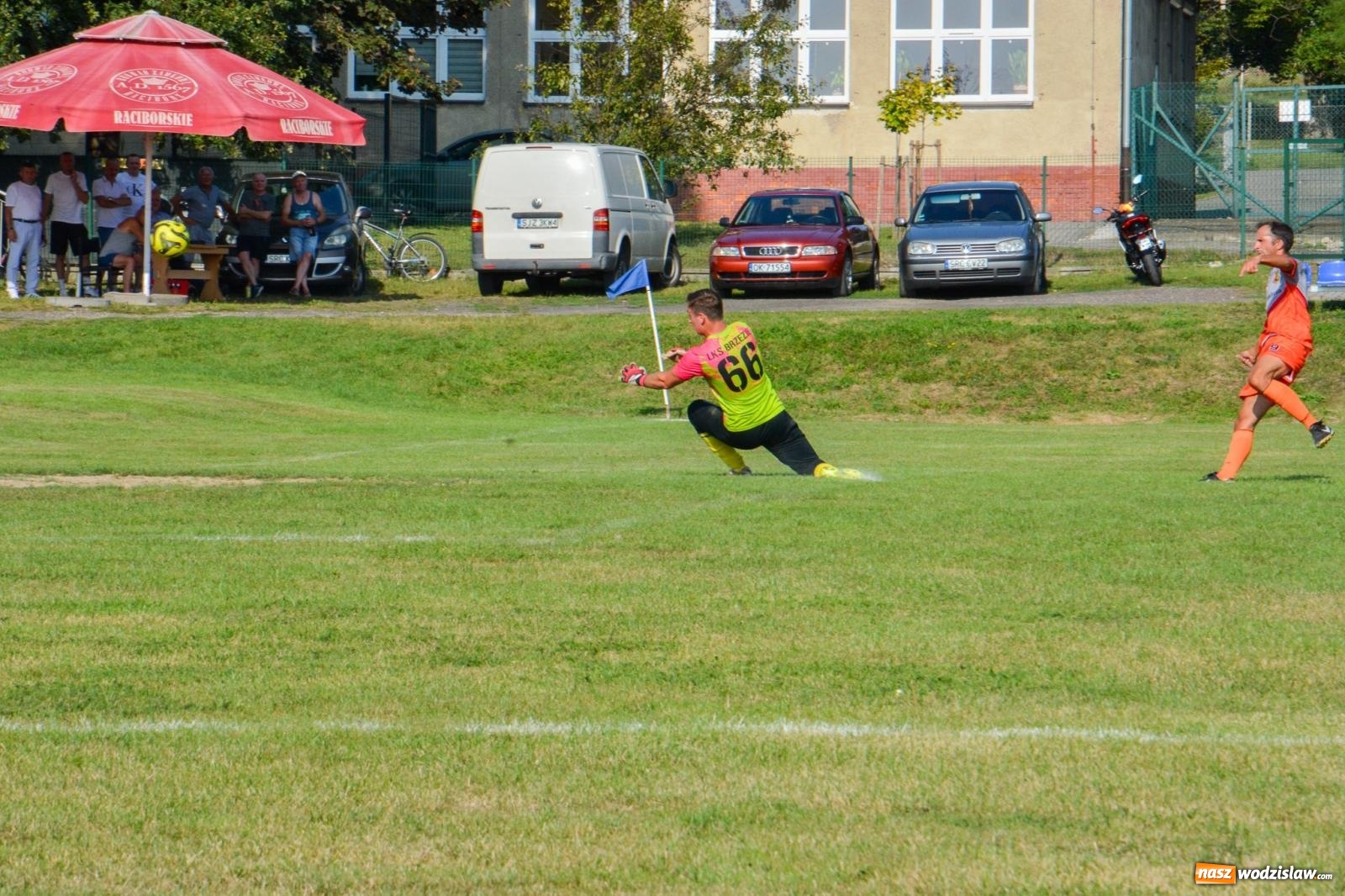 Zdjęcie w galerii na portalu naszwodzislaw.com: B-klasowa egzekucja w Brzeziu [FOTO] wiadomości z regionu