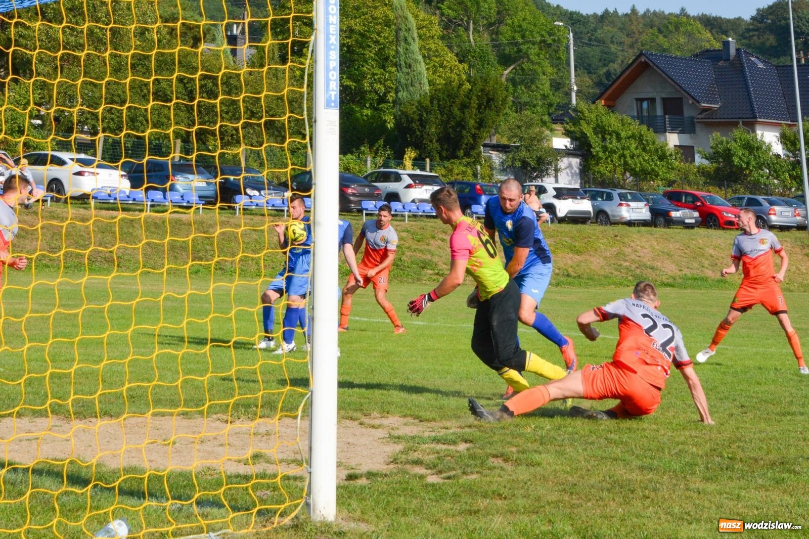 Zdjęcie w galerii na portalu naszwodzislaw.com: B-klasowa egzekucja w Brzeziu [FOTO] wiadomości z regionu