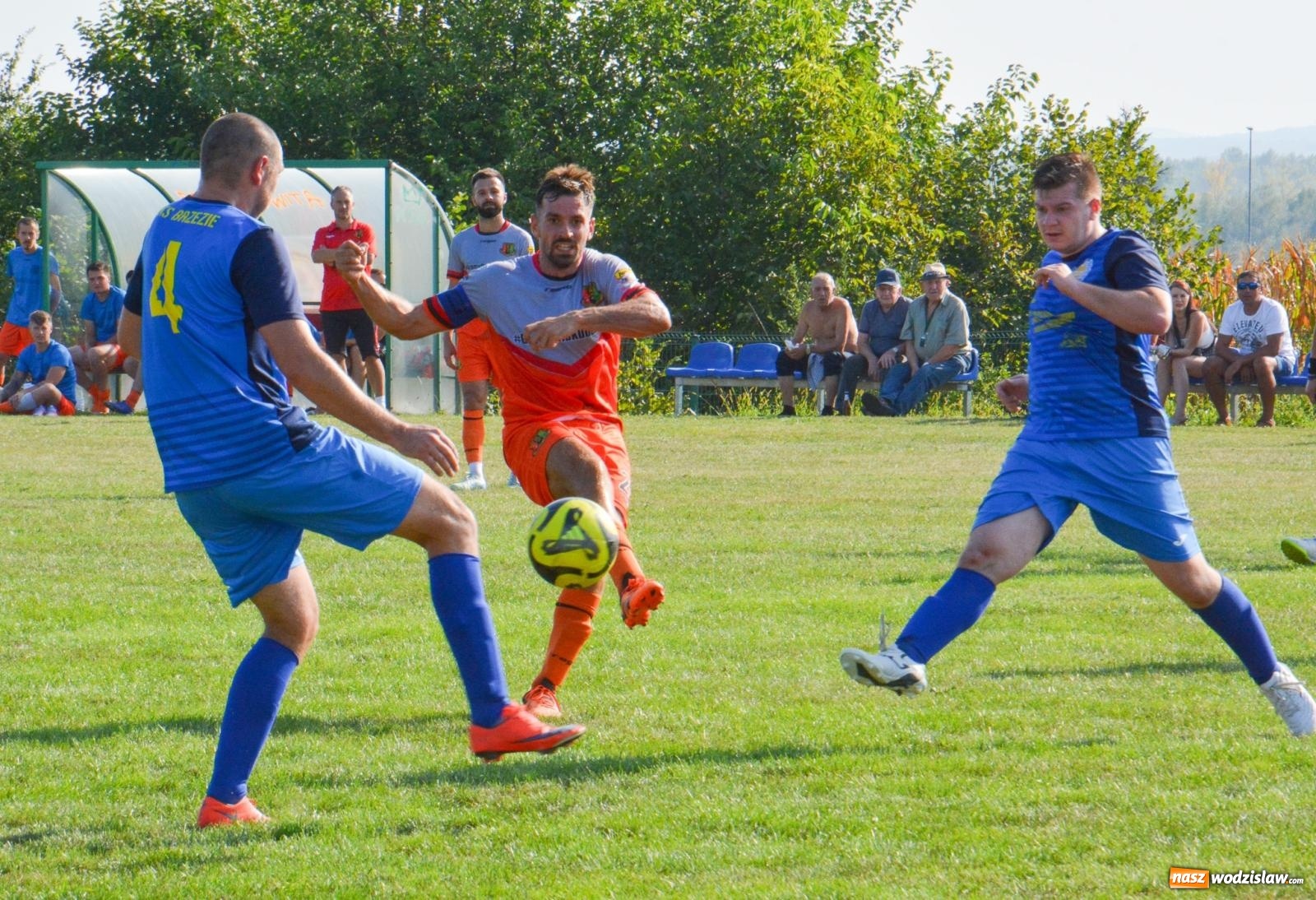 Zdjęcie w galerii na portalu naszwodzislaw.com: B-klasowa egzekucja w Brzeziu [FOTO] wiadomości z regionu