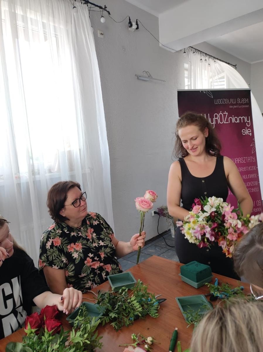 Zdjęcie w galerii na portalu naszwodzislaw.com: Warsztaty florystyczne z różą w tle wiadomości z regionu