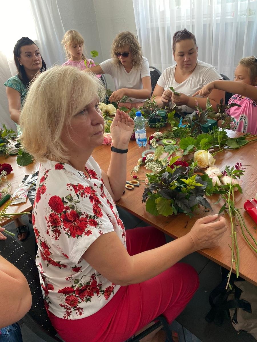 Zdjęcie w galerii na portalu naszwodzislaw.com: Warsztaty florystyczne z różą w tle wiadomości z regionu