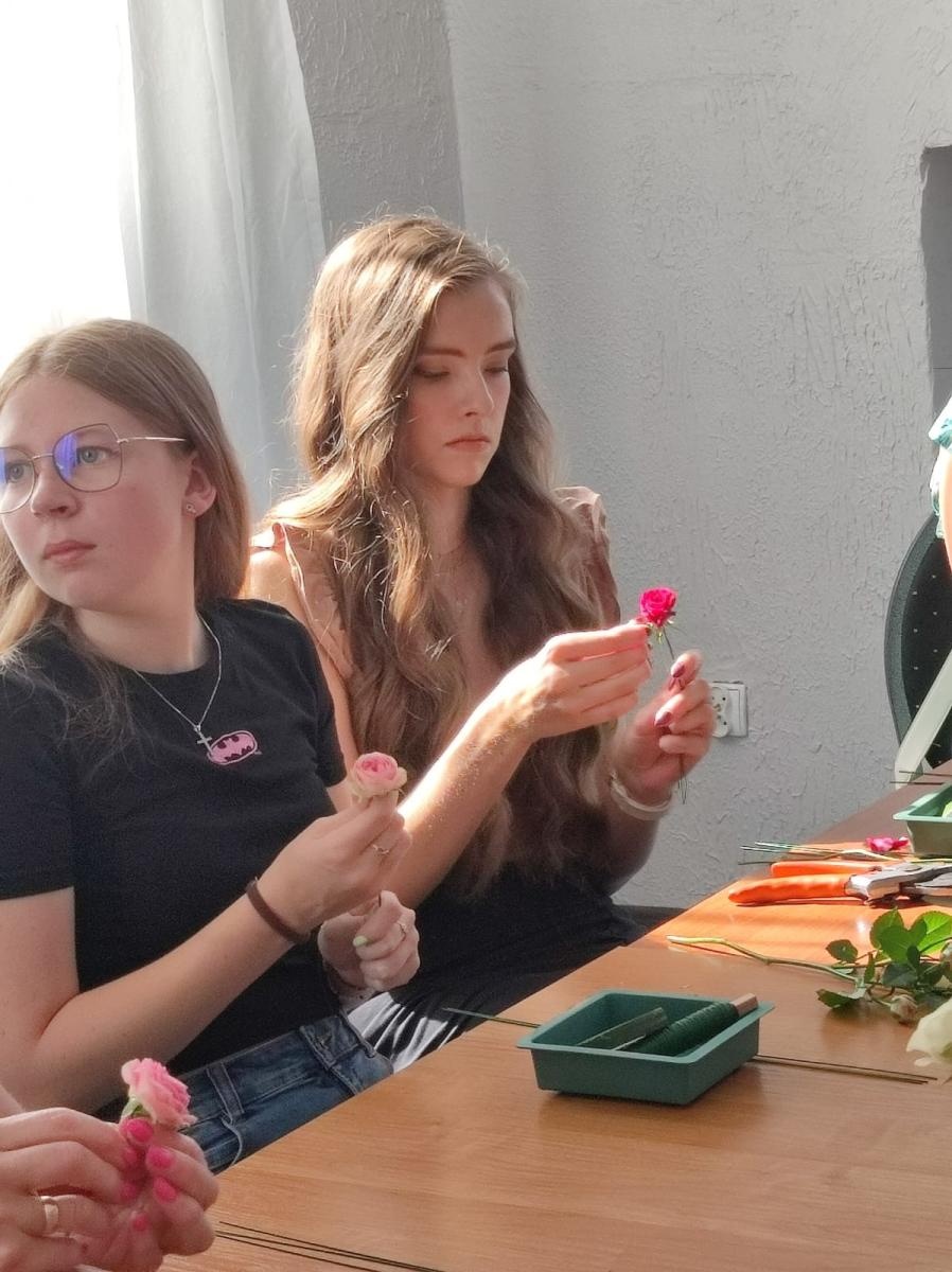 Zdjęcie w galerii na portalu naszwodzislaw.com: Warsztaty florystyczne z różą w tle wiadomości z regionu