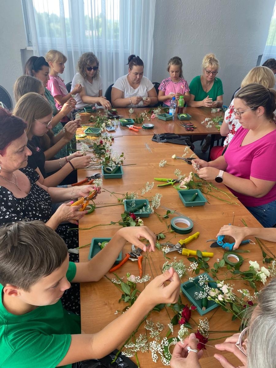 Zdjęcie w galerii na portalu naszwodzislaw.com: Warsztaty florystyczne z różą w tle wiadomości z regionu