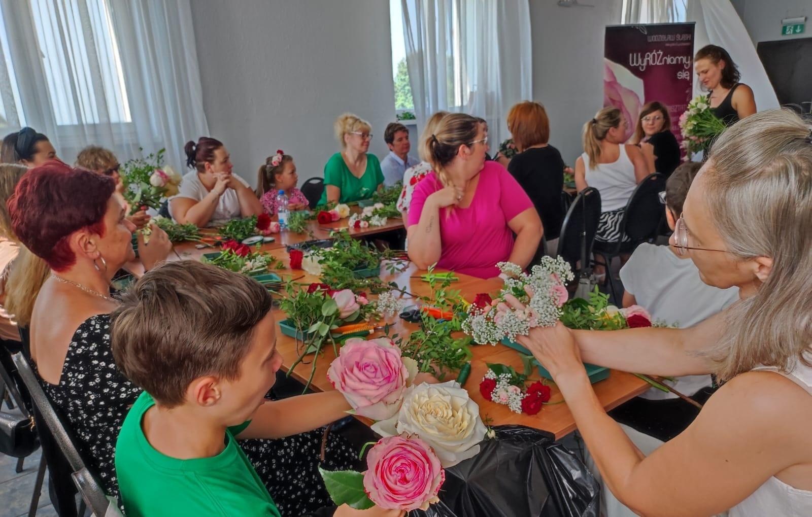 Zdjęcie w galerii na portalu naszwodzislaw.com: Warsztaty florystyczne z różą w tle wiadomości z regionu