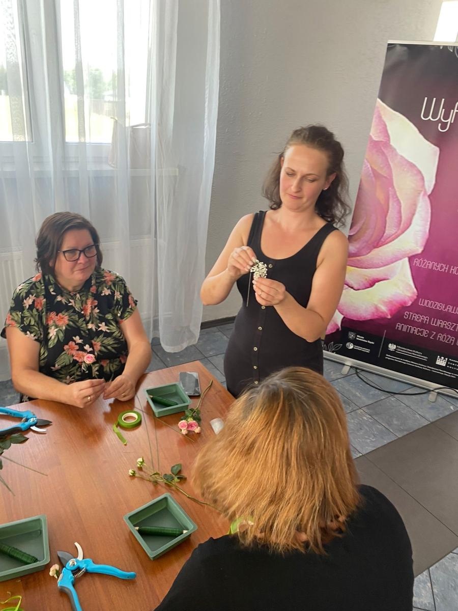 Zdjęcie w galerii na portalu naszwodzislaw.com: Warsztaty florystyczne z różą w tle wiadomości z regionu