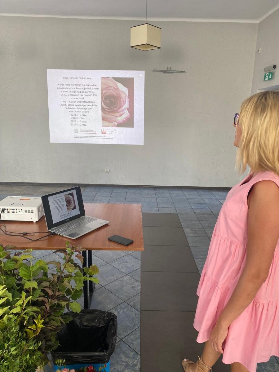 Zdjęcie w galerii na portalu naszwodzislaw.com: Warsztaty florystyczne z różą w tle wiadomości z regionu