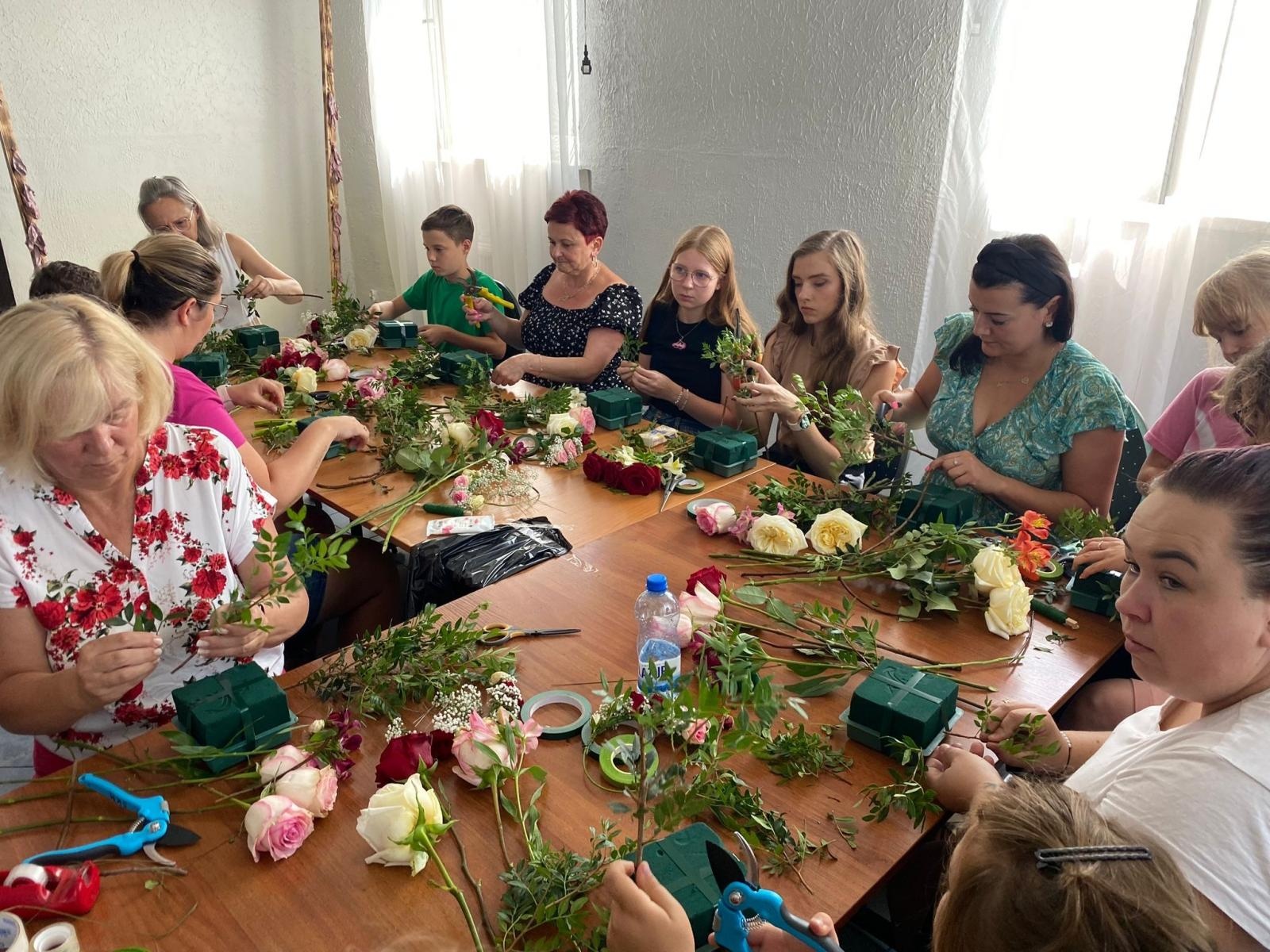 Zdjęcie w galerii na portalu naszwodzislaw.com: Warsztaty florystyczne z różą w tle wiadomości z regionu