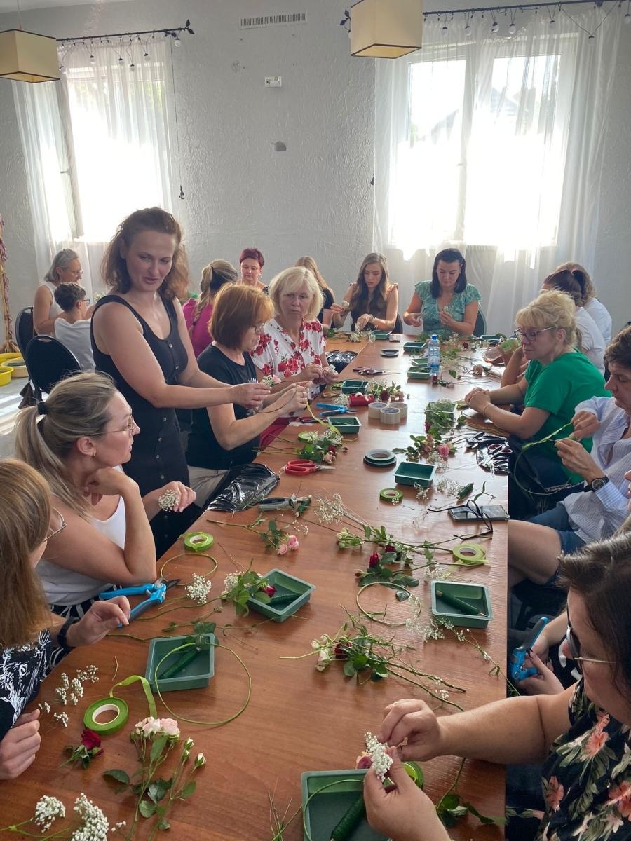 Zdjęcie w galerii na portalu naszwodzislaw.com: Warsztaty florystyczne z różą w tle wiadomości z regionu