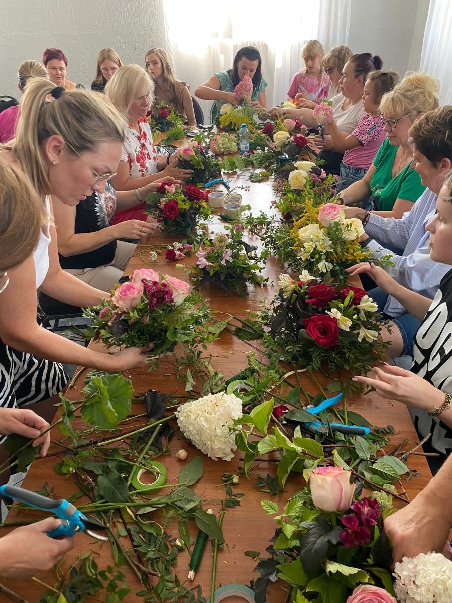 Zdjęcie w galerii na portalu naszwodzislaw.com: Warsztaty florystyczne z różą w tle wiadomości z regionu