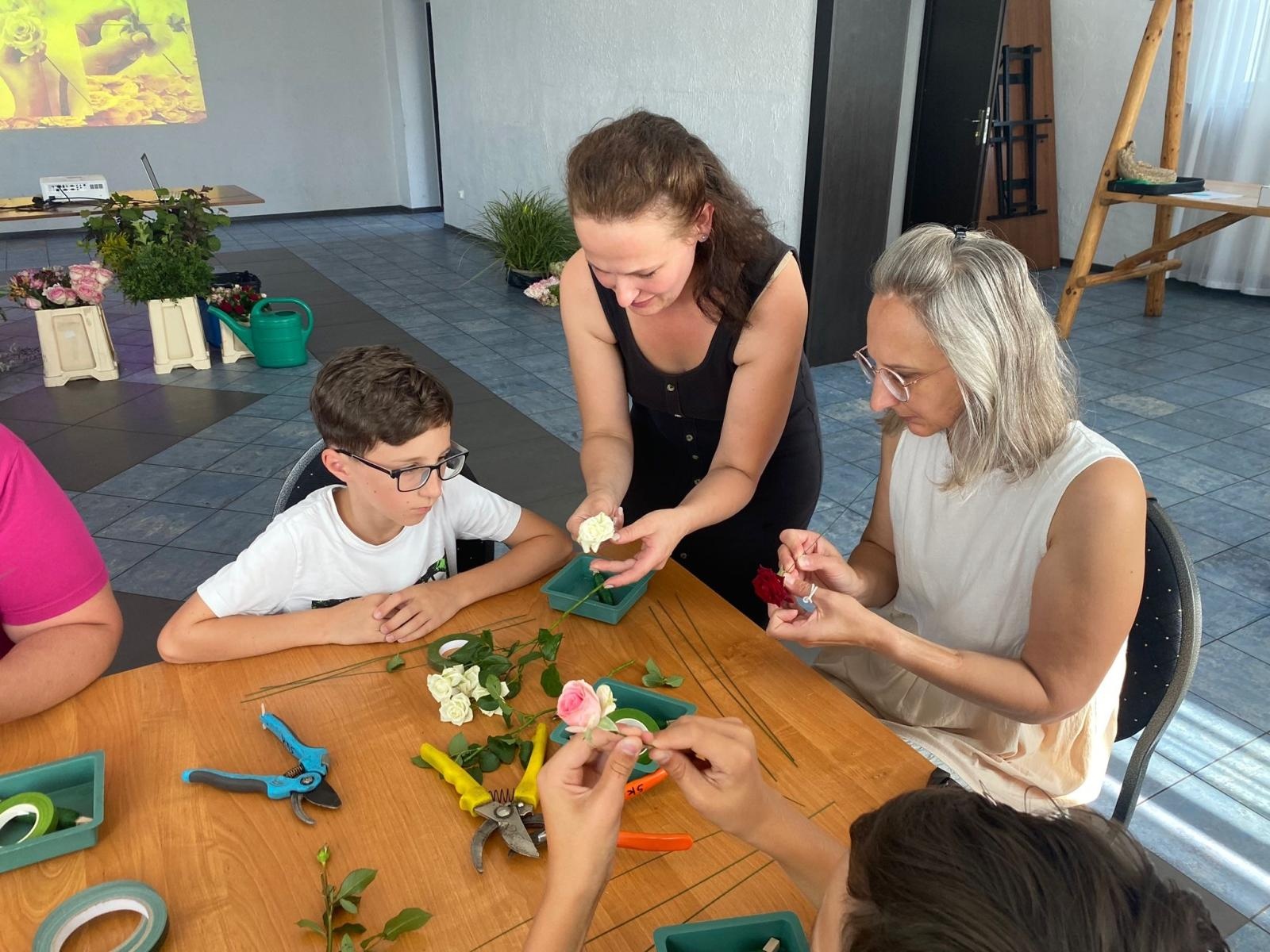 Zdjęcie w galerii na portalu naszwodzislaw.com: Warsztaty florystyczne z różą w tle wiadomości z regionu