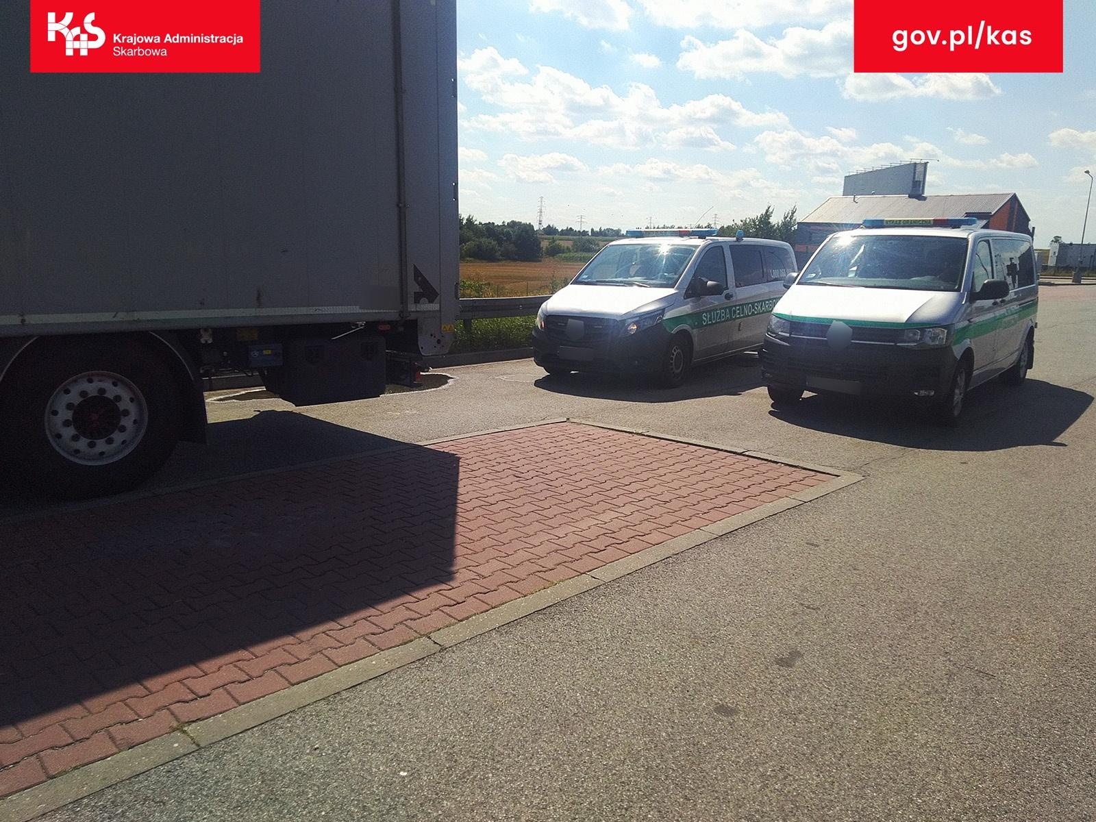 Zdjęcie w galerii na portalu naszwodzislaw.com: Funkcjonariusze KAS zatrzymali kierowcę ciężarówki bez uprawnień. Prawo jazdy, wiza, karta pobytu były nieważne wiadomości z regionu