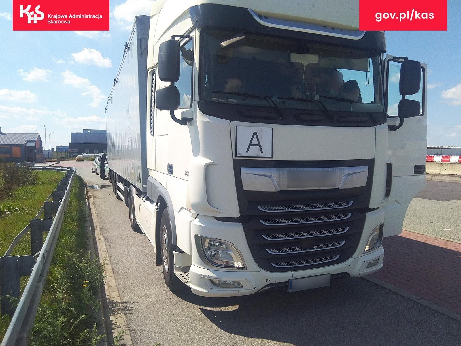 Zdjęcie w galerii na portalu naszwodzislaw.com: Funkcjonariusze KAS zatrzymali kierowcę ciężarówki bez uprawnień. Prawo jazdy, wiza, karta pobytu były nieważne wiadomości z regionu