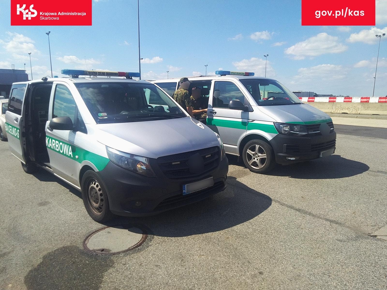 Zdjęcie w galerii na portalu naszwodzislaw.com: Funkcjonariusze KAS zatrzymali kierowcę ciężarówki bez uprawnień. Prawo jazdy, wiza, karta pobytu były nieważne wiadomości z regionu