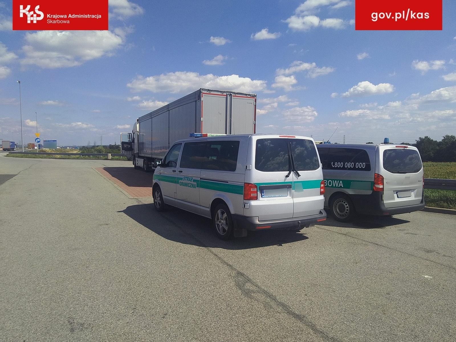 Zdjęcie w galerii na portalu naszwodzislaw.com: Funkcjonariusze KAS zatrzymali kierowcę ciężarówki bez uprawnień. Prawo jazdy, wiza, karta pobytu były nieważne wiadomości z regionu