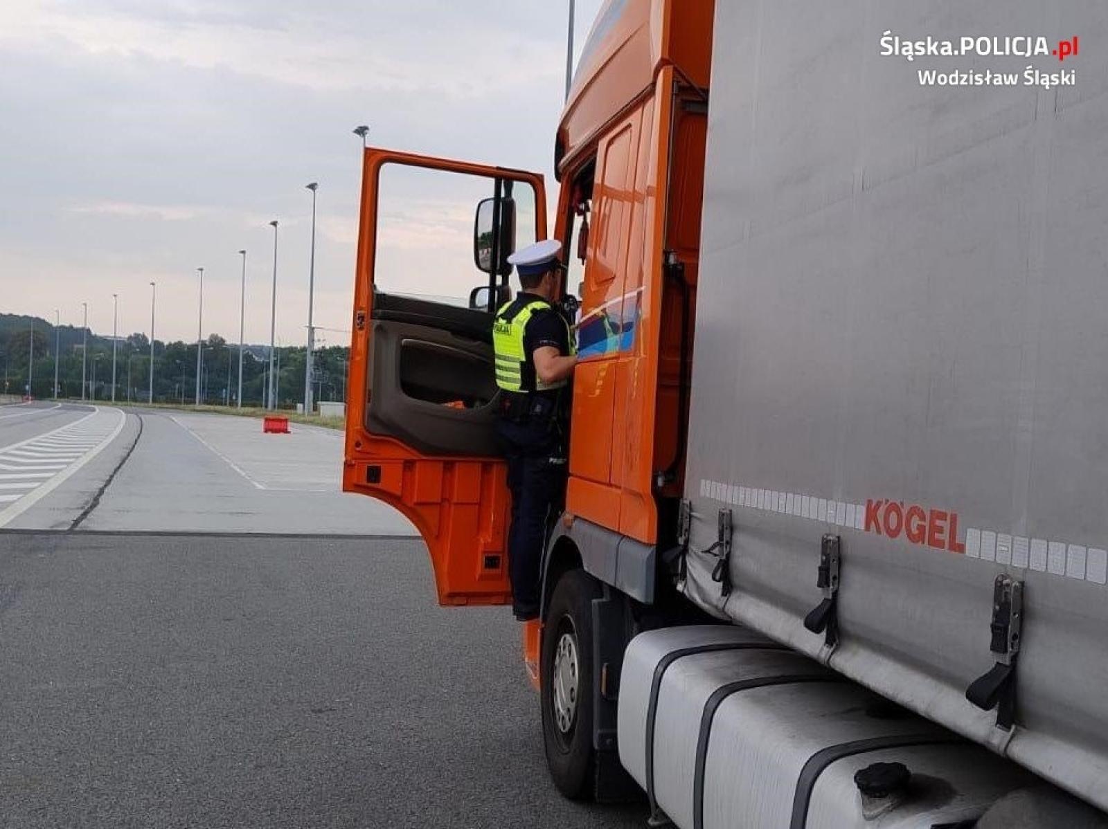 Zdjęcie w galerii na portalu naszwodzislaw.com: Drogówka z Wodzisławia Śląskiego i Rybnika kontrolowała pojazdy ciężarowe wiadomości z regionu