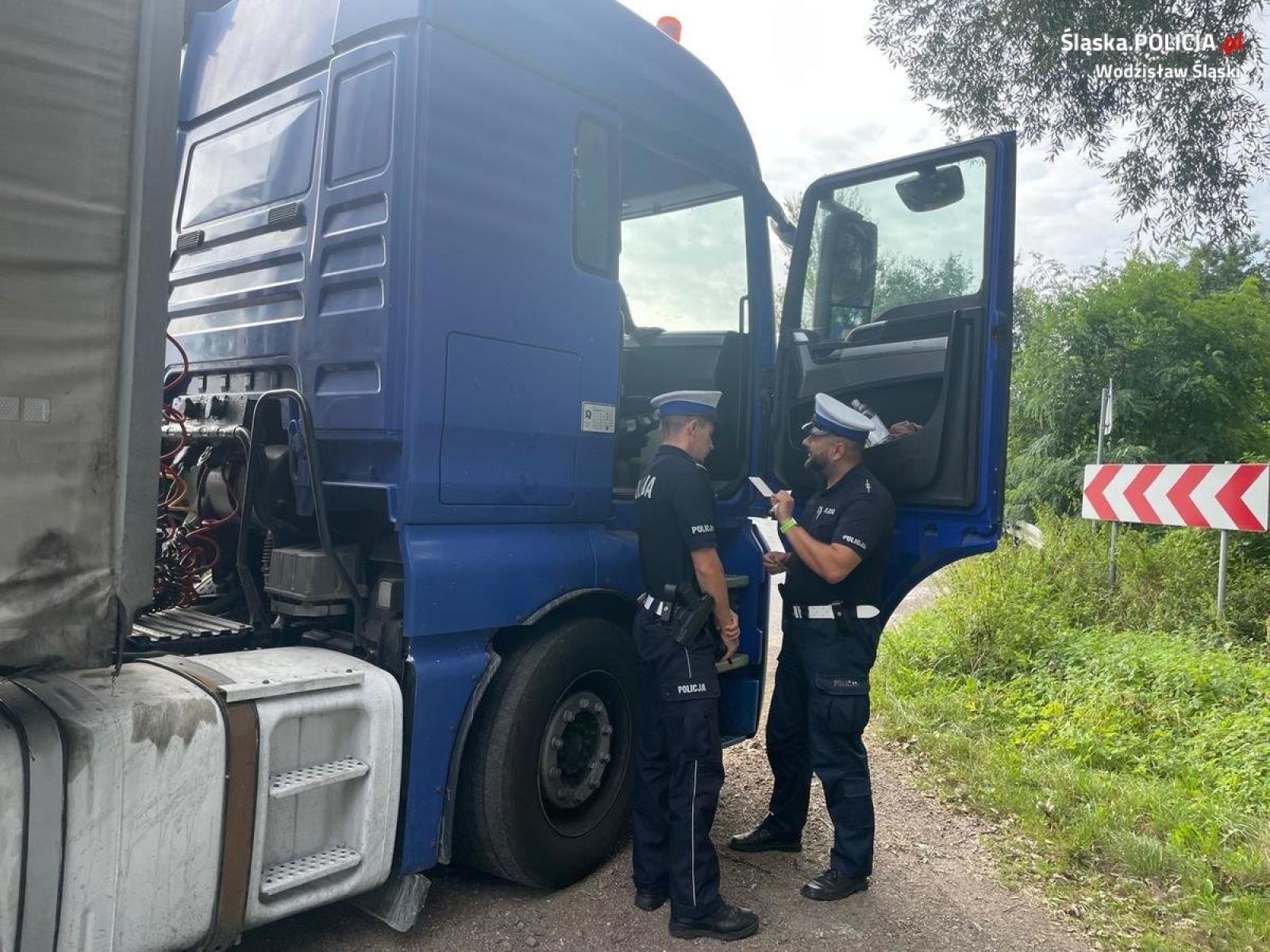 Zdjęcie w galerii na portalu naszwodzislaw.com: Gorzyce. Kierowca ciężarówki zignorował ograniczenie tonażu wiadomości z regionu