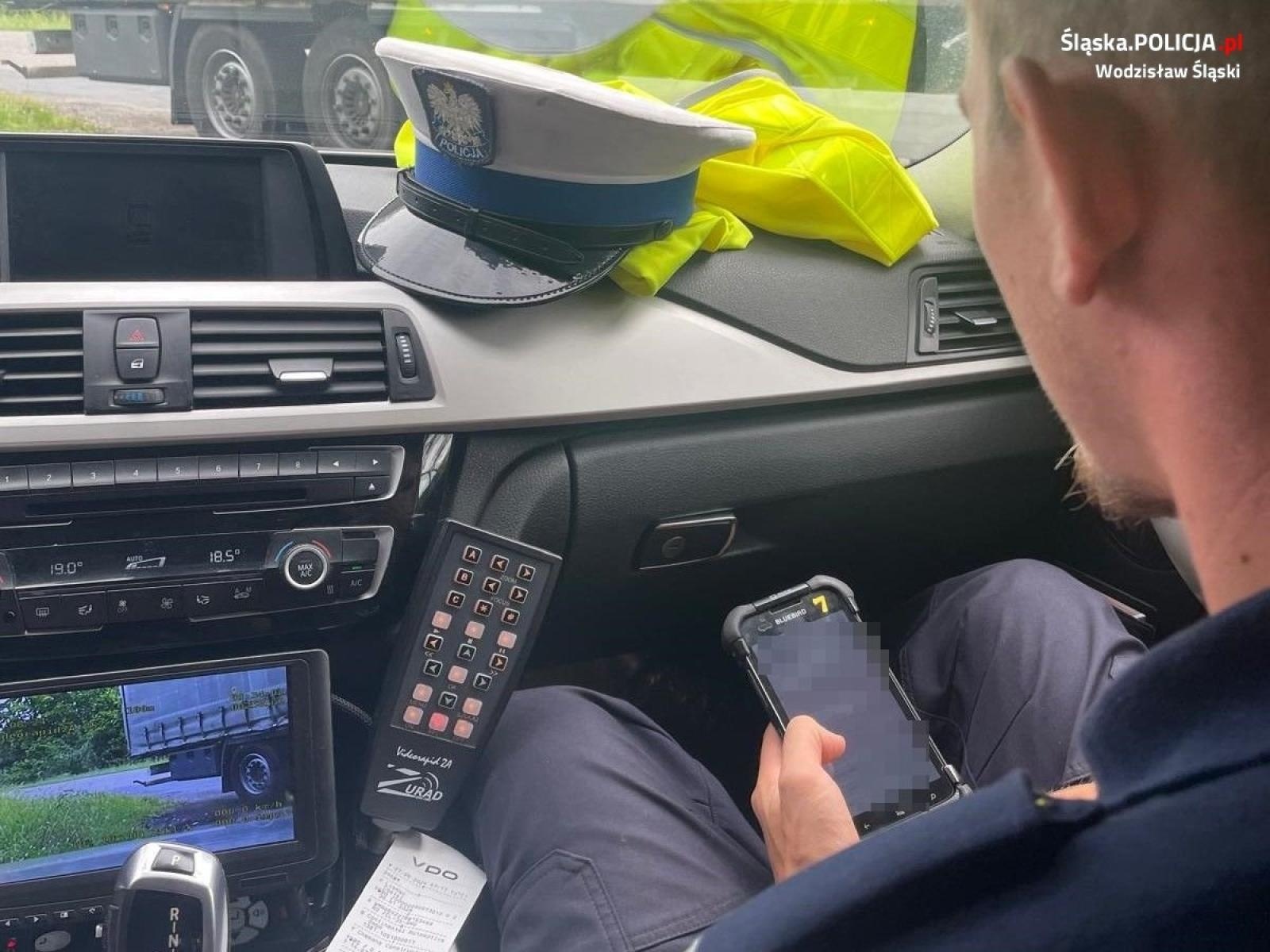 Zdjęcie w galerii na portalu naszwodzislaw.com: Gorzyce. Kierowca ciężarówki zignorował ograniczenie tonażu wiadomości z regionu