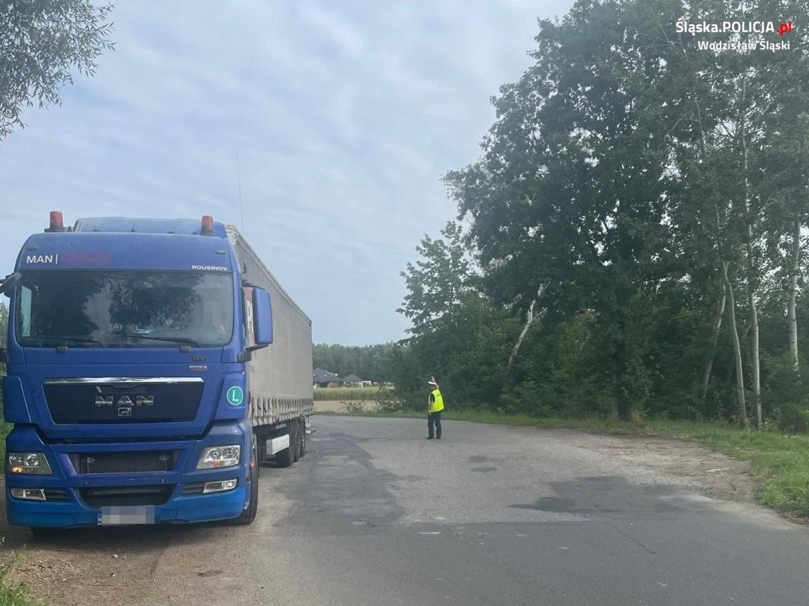 Zdjęcie w galerii na portalu naszwodzislaw.com: Gorzyce. Kierowca ciężarówki zignorował ograniczenie tonażu wiadomości z regionu