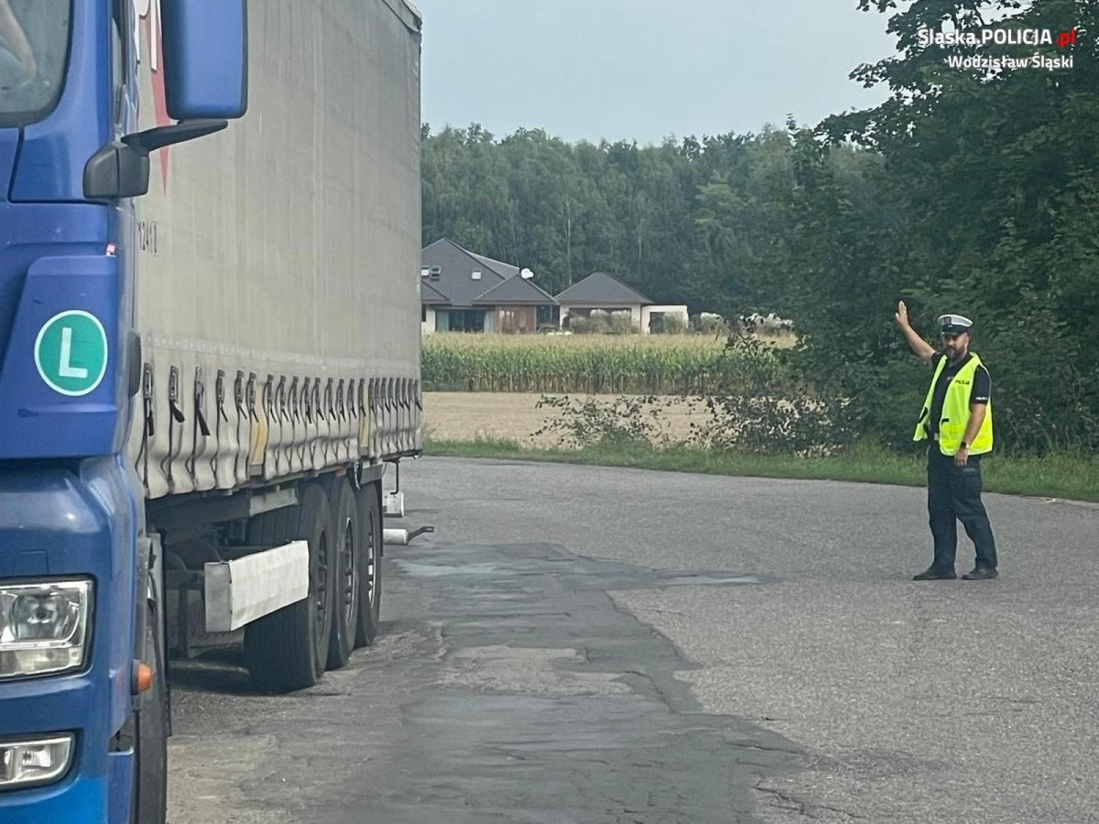 Zdjęcie w galerii na portalu naszwodzislaw.com: Gorzyce. Kierowca ciężarówki zignorował ograniczenie tonażu wiadomości z regionu