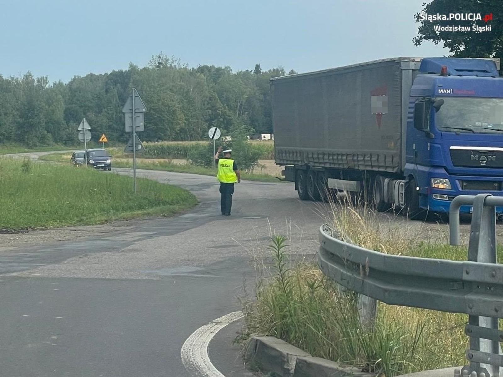 Zdjęcie w galerii na portalu naszwodzislaw.com: Gorzyce. Kierowca ciężarówki zignorował ograniczenie tonażu wiadomości z regionu